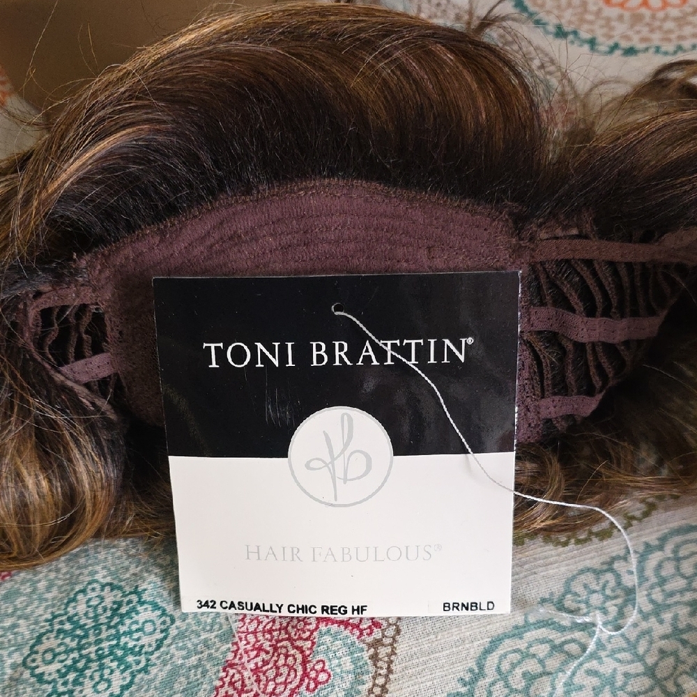 Toni Brattin Casually Chic In Brown Blond - Picture 5 of 5